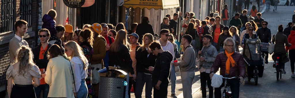 Menschen sammeln sich im Stadtzentrum von Amsterdam, niemand trägt Maske.