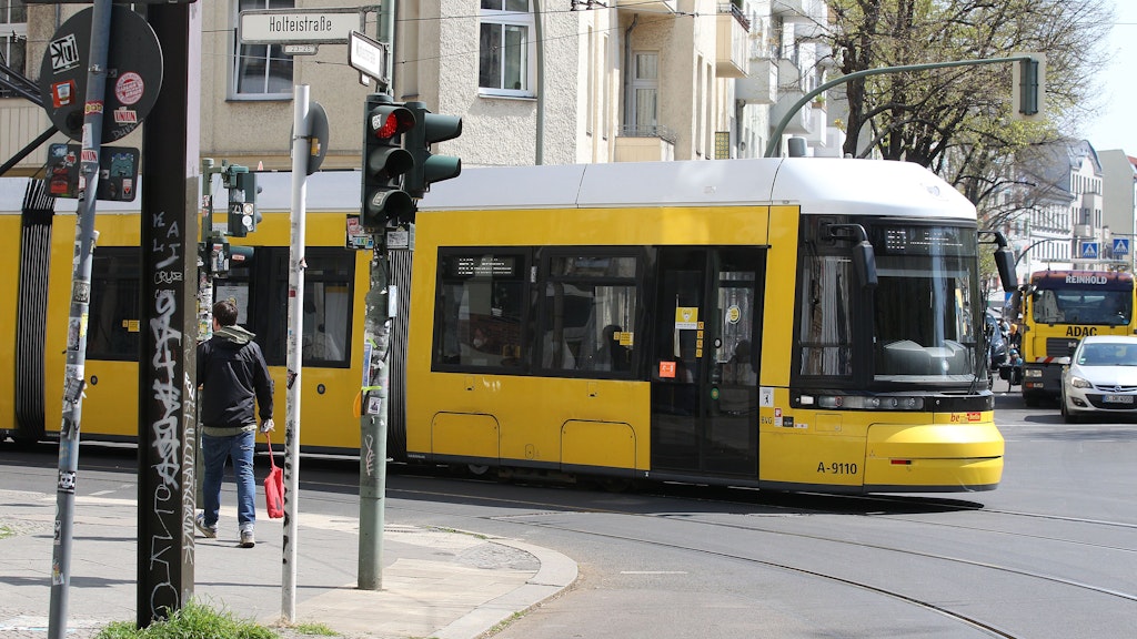 Eine Straßenbahn der BVG biegt aus der Holteistraße in die Wühlischstraße ab. In Zukunft sollen die Bahnen hier auch geradeaus weiterfahren können – in Richtung Ostkreuz.