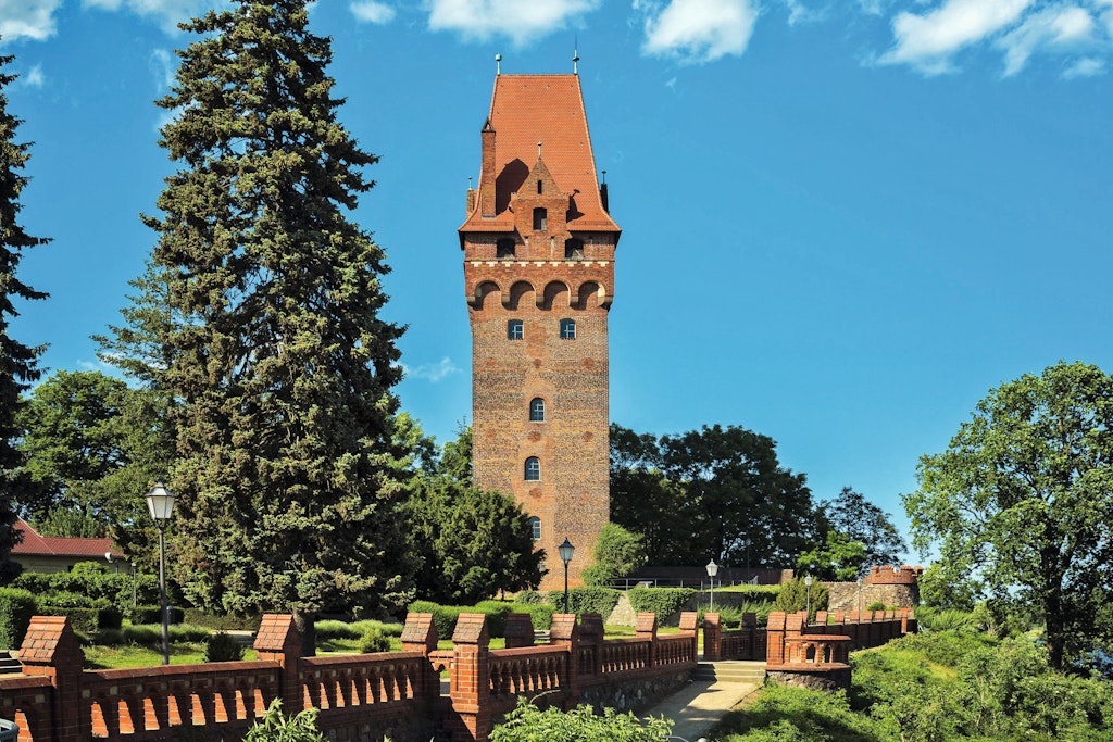 Ursprünglich war er Bergfried, später Getreidespeicher für das Berliner Domkapitel – daher heißt er Kapitelturm. Heute gewährt er Besuchern Aussicht auf Stadt und Elbe.