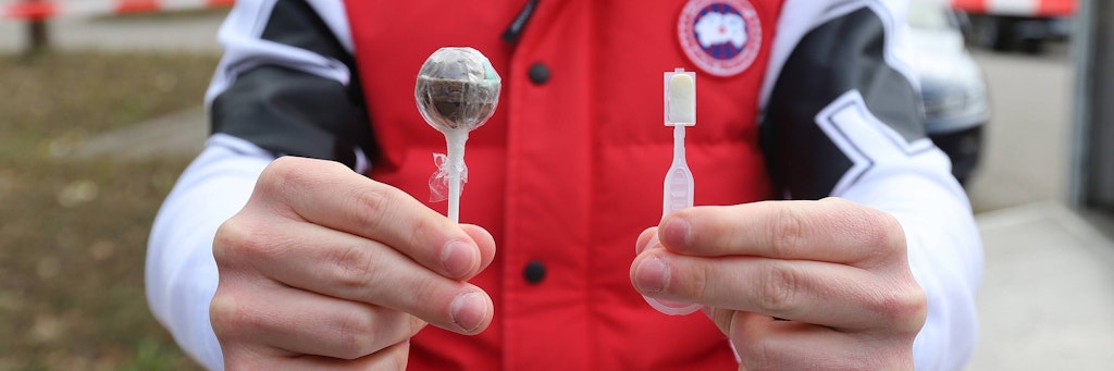 Beim sogenannten Lolli-Test lutschen die Kinder 30 Sekunden lang an einem Abstrichtupfer - dem „Lolli“ (rechts).