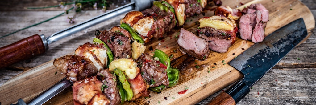 Der Clou an den Kalbsrücken-Spießen sind die mit Bacon umwickelten Camembert-Stückchen. So kann der Käse nicht herauslaufen. 