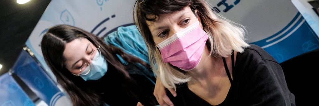 In Jerusalem wird einer Frau eine Impfung mit Biontech-Pfizer verabreicht.
