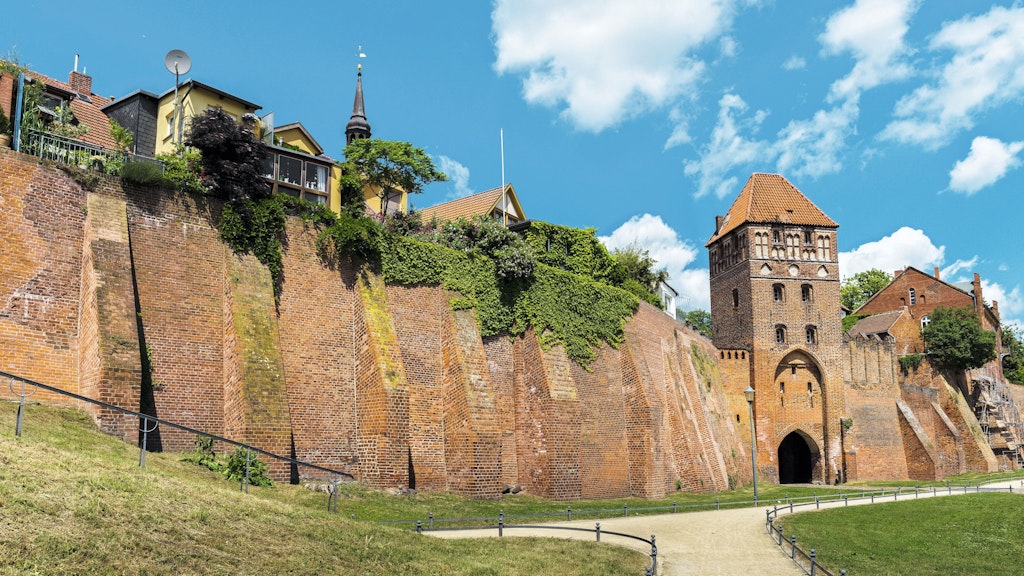 Eine gewaltige Stadtmauer, bis zu zwölf Meter hoch, umschließt den historischen Kern von Tangermünde. Kaiser Karl IV. (1316–1378) machte die Stadt zu seinem Zweitsitz, auch wegen ihrer Lage an der Elbe.