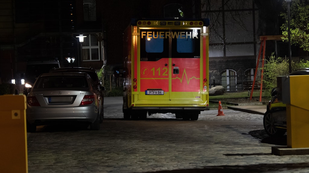 Ein Krankenwagen steht auf dem Gelände der Oberlinklinik. In einer Potsdamer Klinik sind vier Leichen gefunden worden. 
