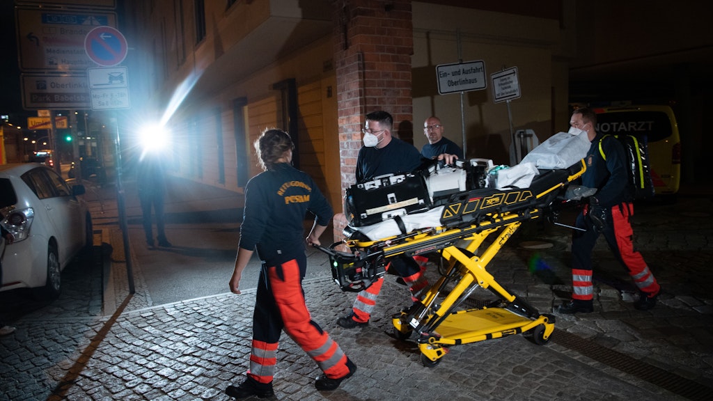 Sanitäter verlassen am späten Abend das Oberlin-Gelände. In einer Einrichtung für Behinderte sind vier Menschen getötet worden. Eine tatverdächtige Mitarbeiterin (51) wurde in eine Psychiatrie eingewiesen. 
