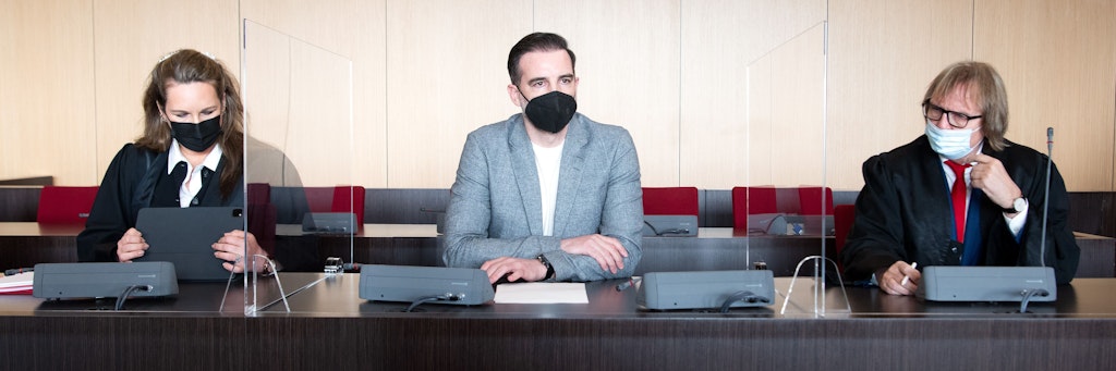 Christoph Metzelder mit seinen Anwälten auf der Anklagebank.