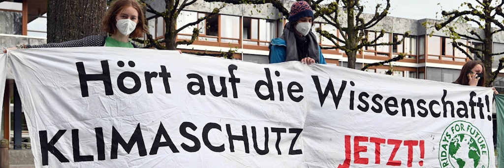 Mitglieder der Karlsruher Gruppe von Fridays for Future protestierten vor dem Bundesverfassungsgericht für besseren Klimaschutz.
