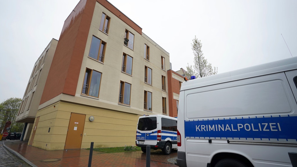 Noch am Donnerstagvormittag waren Spurensicherer der Kripo im Wohnheim im Einsatz.
