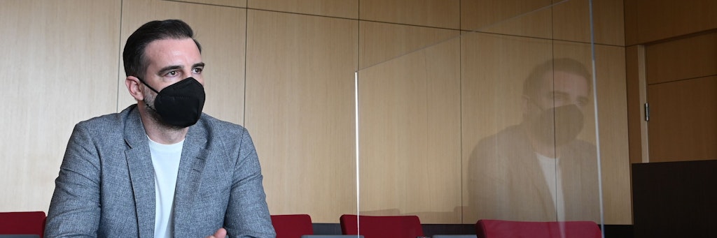 Der angeklagte Christoph Metzelder, ehemaliger Fußball-Nationalspieler, sitzt in einem Saal des Amtsgerichts auf der Anklagebank. 