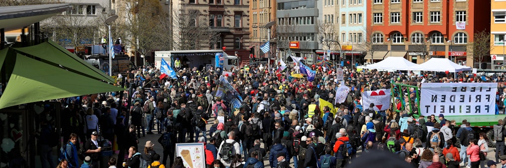 In Stuttgart versammelten sich Demonstranten bei einer Kundgebung gegen die Corona-Auflagen.