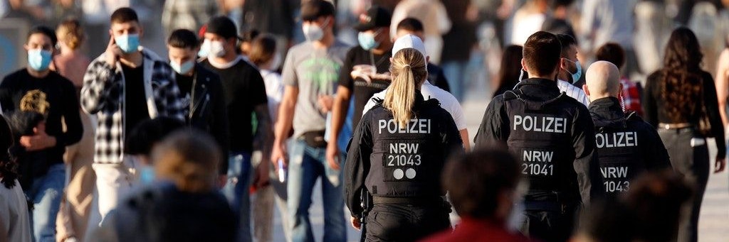 Die Polizei kontrolliert die Einhaltung der Corona-Schutzregeln in der Öffentlichkeit (Symbolbild).