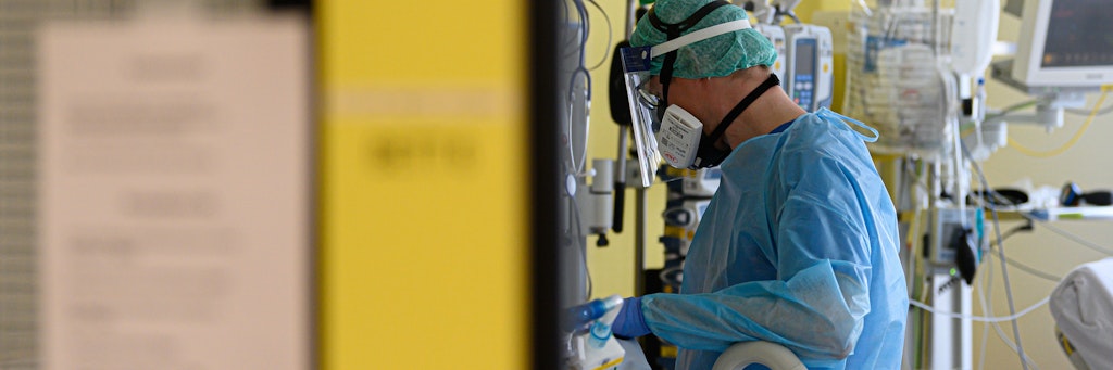 Ein Intensivpfleger versorgt Corona-Patienten auf der Covid-19 Intensivstation (ITS) im Städtischen Klinikum Dresden.