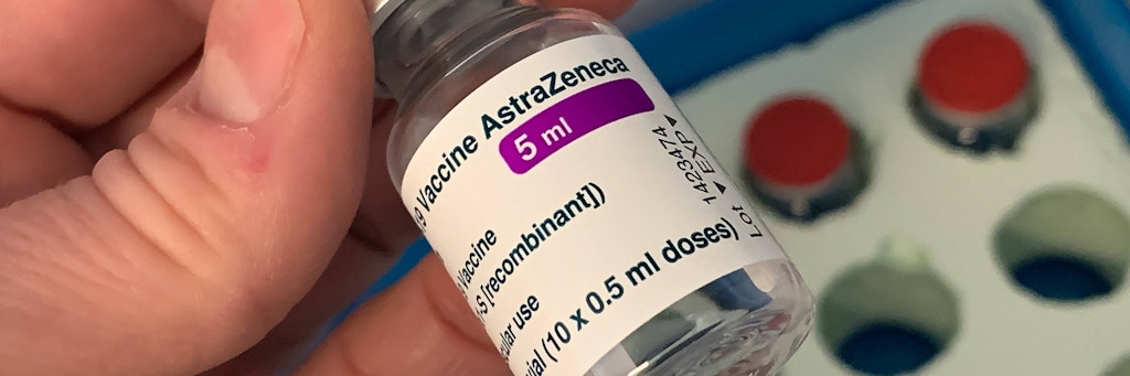 AstraZeneca Impfstoffphiole in der Hand mit medizinischen Handschuhen vor der Lieferbox. *** AstraZeneca vaccine vial in hand with medical gloves in front of delivery box Copyright: xBEAUTIFULxSPORTS/KJPetersx