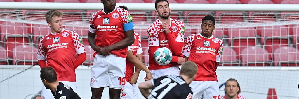 Bielefelds Stürmer Andreas Voglsammer (M.) trifft im Nachschuss zum 1:1 gegen Mainz.