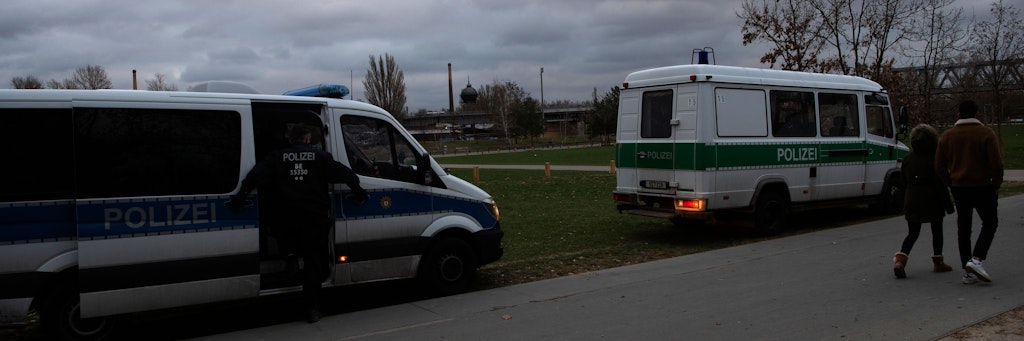 Polizeiwagen stehen im Park am Gleisdreieck. Dort war es in den letzten Nächten zu Auseinandersetzungen zwischen meist jugendlichen Parkbesuchern und der Polizei gekommen.