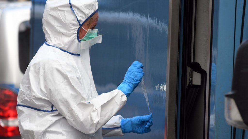 Nach einem Überfall auf einen Geldtransporter sichert eine Mitarbeiterin der Tatortgruppe Spuren an dem Fahrzeug.