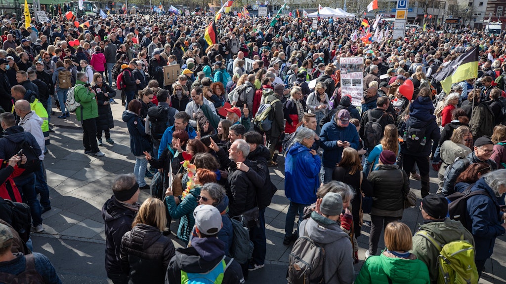 Dichtgedrängt protestierten Demonstranten auf dem Stuttgarter Marienplatz gegen die Corona-Vorschriften.