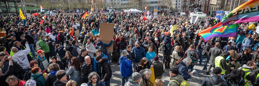 Teilnehmer der «Querdenken»-Demonstration in Stuttgart. Geltende Abstands- und Maskenregeln wurden von vielen Demonstranten missachtet. 