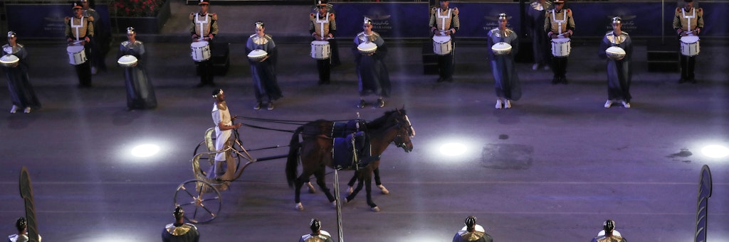 Was für ein Spektakel: Bei der "Goldenen Parade der Pharaonen" fährt ein kostümierter Mann auf einem altägyptischen Streitwagen vor dem Ägyptischen Museum in der Nähe des Kairoer Tahrir-Platzes. 