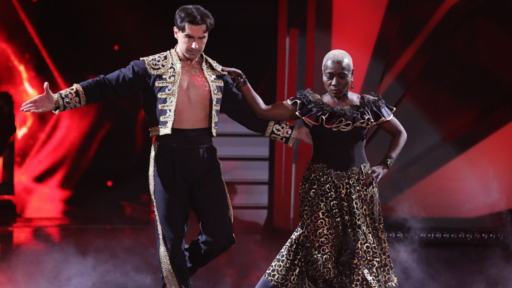 Auma Obama tanzt mit Andrzej Cibis einen Paso Doble zu „Run The World (Girls)“ von Beyoncé.