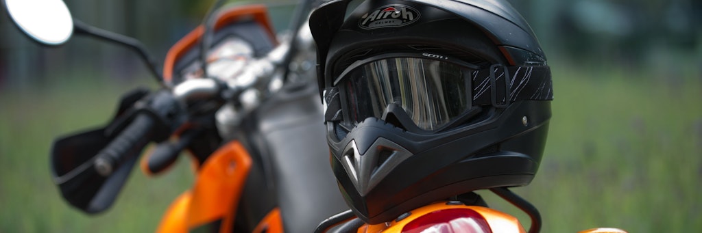Modell für Geländefahrer: Der Enduro- oder Crosshelm weist mehrere Schlitze zur Belüftung auf und sein Kinnteil ragt weiter nach vorn. Anstelle eines montierten Visiers kommt oft eine Schutzbrille zum Einsatz. 