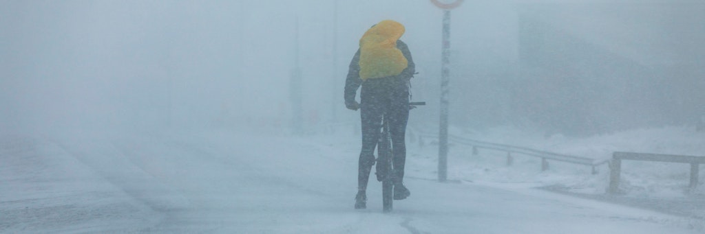 So war es im Mai 2020: Gerade noch gab es Sommerwetter, dann brachen die Temperaturen ein. Dieser mutige Radfahrer war trotzdem im Harz unterwegs.