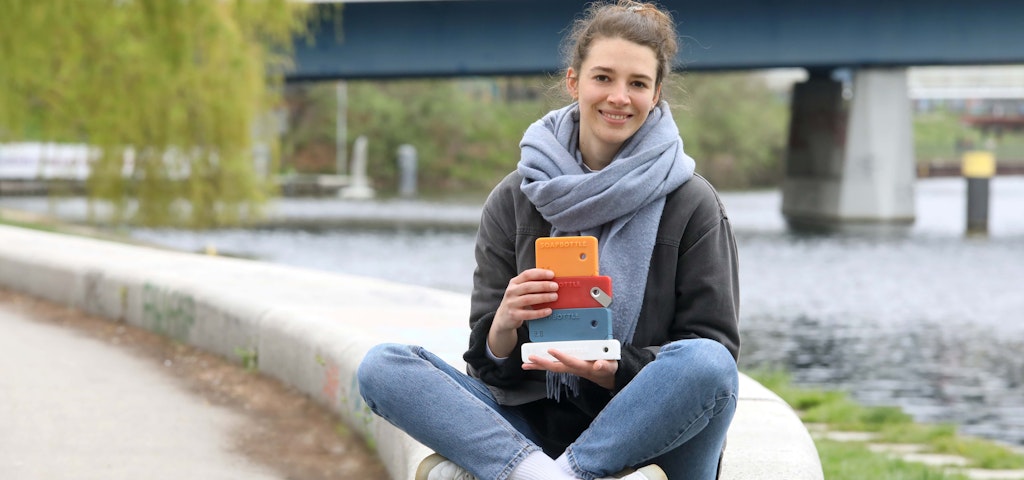 Produktdesignerin Jonna Breitenhuber (28) hat eine Flasche aus Seife entwickelt. Damit fällt beim Gebrauch von Pflegeprodukten kein Müll an.