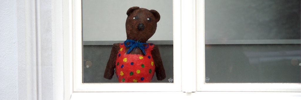 Eine Mutter in Weiden in der Oberpfalz hat zwei Kinder aus einem Fenster im ersten Stock gestoßen