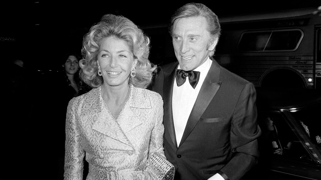 Hollywood-Schauspieler Kirk Douglas und seine Frau Anne bei der Premiere von „Fiddler on the Roof“ im Jahr 1971 in Los Angeles. 