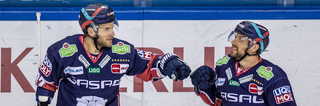 Matt White (l.) ebnete mit seinem 3:2 den Weg zum Sieg der Eisbären gegen Ingolstadt, Zach Boychuk hatte aufgelegt.