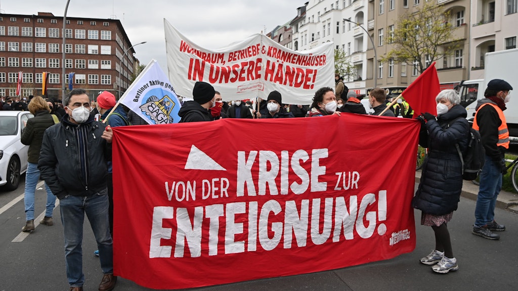 Teilnehmer einer Demonstration linker und linksradikaler Gruppen mit dem Titel „Von der Krise zur Enteignung“ gehen durch Wedding. 