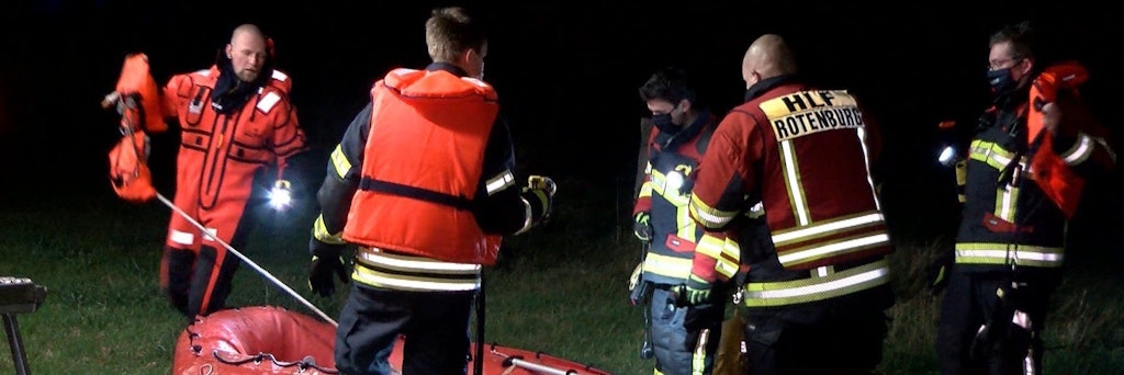 Feuerwehrleute sind mit einem Boot im Einsatz. Ein vermisstes Kleinkind war tot aus dem Fluss Wümme geborgen worden. Die Mutter ist wegen Totschlags angeklagt