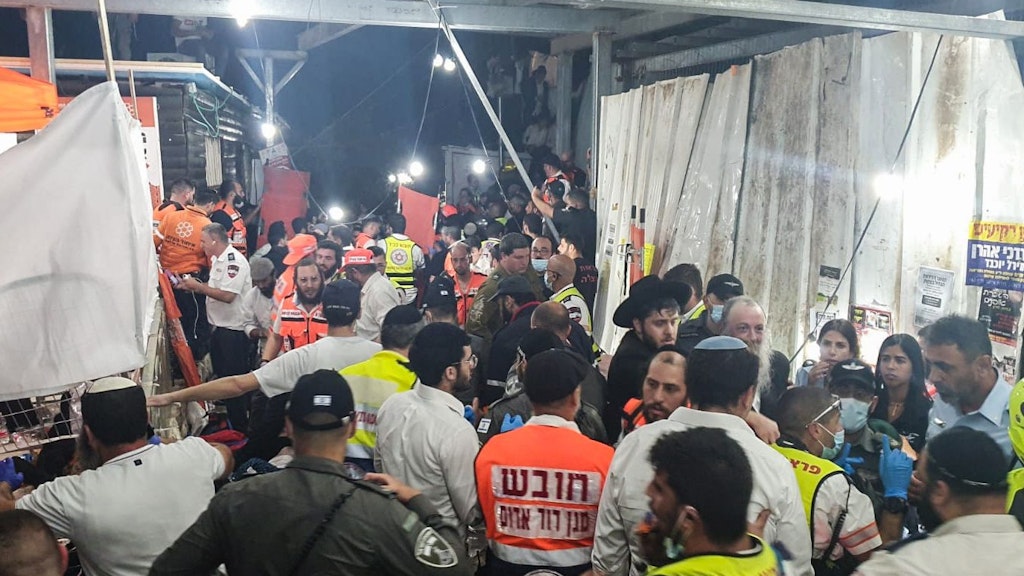 Dieses vom israelischen Rettungsdienst Magen David Adom zur Verfügung gestellte Foto zeigt Ersthelfer in der jüdisch-orthodoxen Pilgerstätte am Berg Meron. 