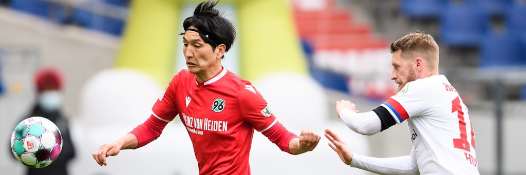 Zwei Männer, fünf Tore: Hannovers Genki Haraguchi sorgte mit einem Doppelpack dafür, dass HSV-Star Aaron Hunt an seinem Hattrick keinen Spaß hatte.