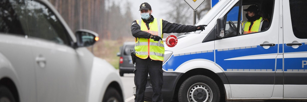 An der B96 vor Neustrelitz kontrolliert die Polizei, ob das Verbot touristischer Einreisen eingehalten wird. 