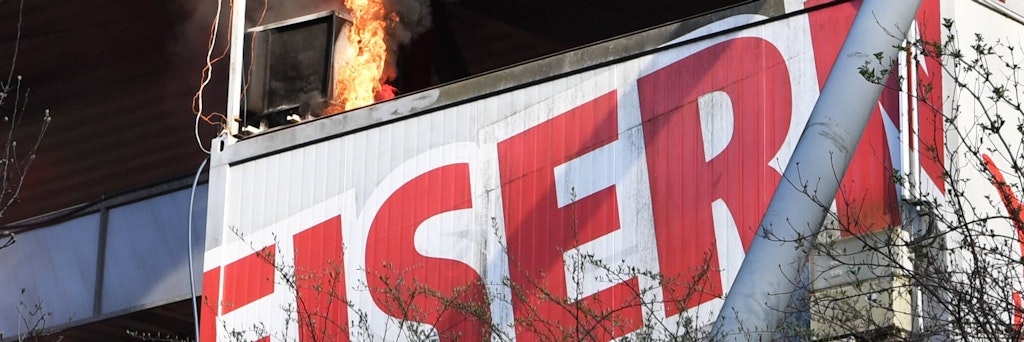 Durch das Feuerwerk fing eine Imbissbude Feuer.