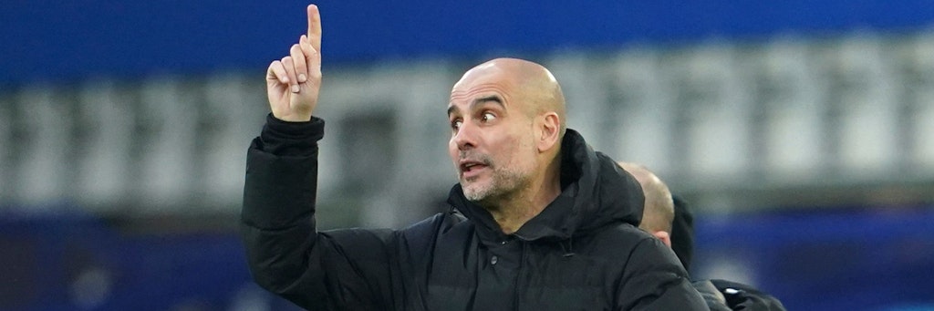 Pep Guardiola, Trainer von Manchester City, hebt den Zeigefinger wegen der hohen Berater-Honorare bei Spielerwechseln. 