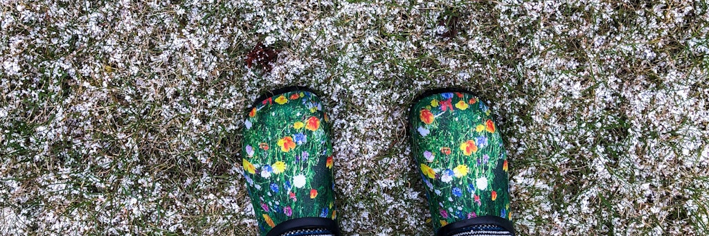 Da helfen auch die schönsten Frühlings-Schlappen nichts. Am Ostermontag hat es in Berlin und weiten Teilen Ostdeutschlands geschneit.