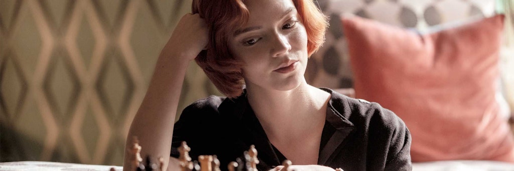 Wir sehen in der Netflix-Serie „Das Damengambit“ <a href="https://www.synchronkartei.de/darsteller/101203">Anya Taylor-Joy</a> in der Hauptrolle, wir hören aber ihre deutsche Stimme <a href="https://www.synchronkartei.de/sprecher/7267/2">Lina Rabea Mohr</a> – synchronisiert von der Berliner Synchron Wenzel Lüdecke