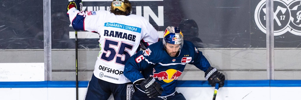 Noch mal so wie hier von Daryl Boyle will sich Eisbär John Ramage von München nicht an die Bande nageln lassen.