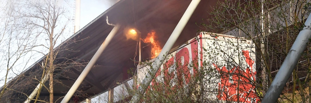 Die Imbissbude auf der Tribüne zur Waldseite fing Feuer. Die Flammen kamen dem Dach des Stadions An der Alten Försterei gefährlich nahe.
