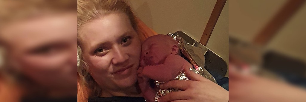 Lara Müller-Maron hält am Ostersonntag an Bord des Seenotrettungskreuzers „Pidder Lüng“ ihr soeben geborenes Baby Bosse im Arm. 