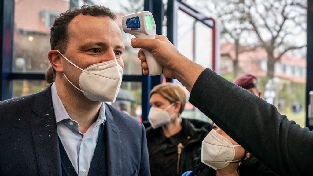 Fieberfrei? Wie bei Gesundheitsminister Jens Spahn wird bei jedem, der ein Impfzentrum betritt, berührungslos die Körpertemperatur gemessen. Fieber kann ein Corona-Zeichen sein.