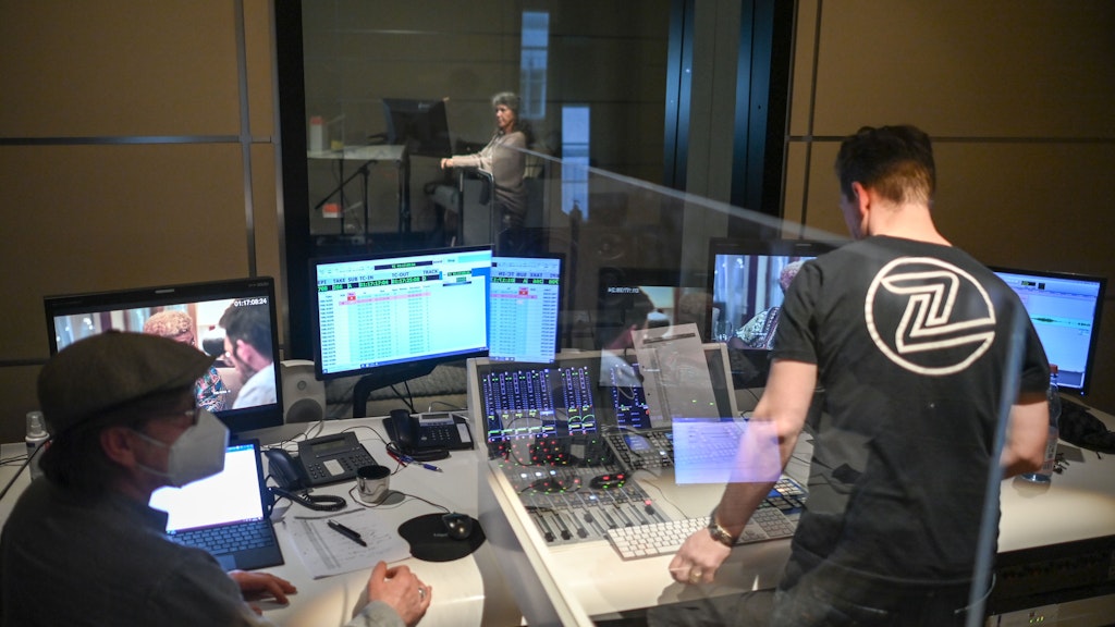Dialogregisseur Ralph Beckmann (l.) und Tonmeister Manuel Hellwig bei Synchronaufnahmen in einem Studio der Arena Synchron.