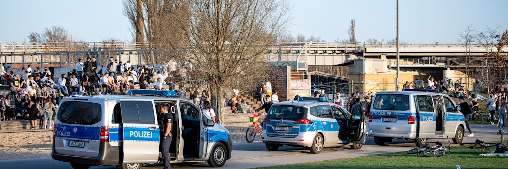 Im Park am Gleisdreieck kontrollieren Polizisten, ob sich die Menschen an die Corona-Regeln halten.