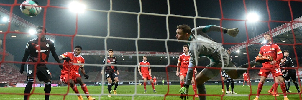 Union-Moment im Hinspiel: Bayern Münchens Torwart Manuel Neuer kann dem Ball nur hinterherschauen, die Eisernen gehen mit 1:0 in Führung.