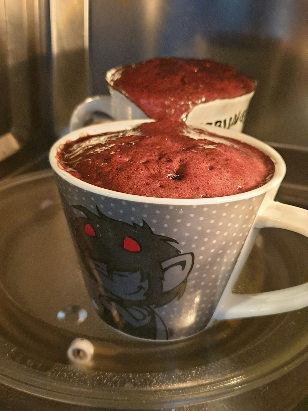 In fünf Minuten ist der Tassenkuchen aus der Mikrowelle fertig.