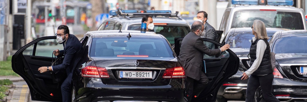Mitglieder der iranischen Delegation kommen in Polizeibegleitung vor dem Hotel in Wien an, in dem verhandelt wird.