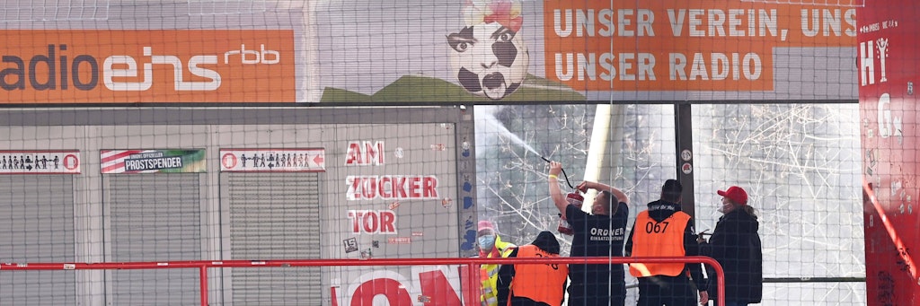 Weil Fans ein Feuerwerk gezündet hatten, geriet ein Imbiss hinter der Fantribüne in Brand.