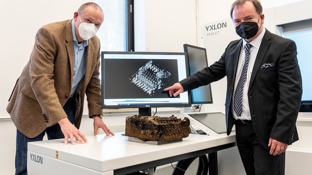 01.Thorsten Buzug (r), geschäftsführender Direktor der Fraunhofer-Einrichtung für individualisierte und zellbasierte Medizintechnik (IMTE) und Ulf Ickerodt, Leiter des archäologischen Landesamtes Schleswig-Holstein zeigen eine Enigma-Verschlüsselungsmaschine, die mit einem Computertomographen aus der Medizintechnik untersucht wurde. 